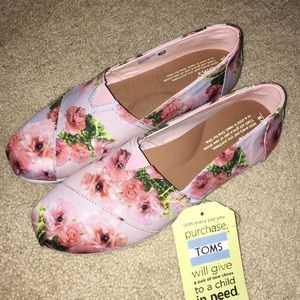 TOMS - NWT and box, size 8
